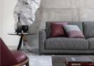 Detalle del reposabrazos del sofá mullido de diseño Tommy – BertO